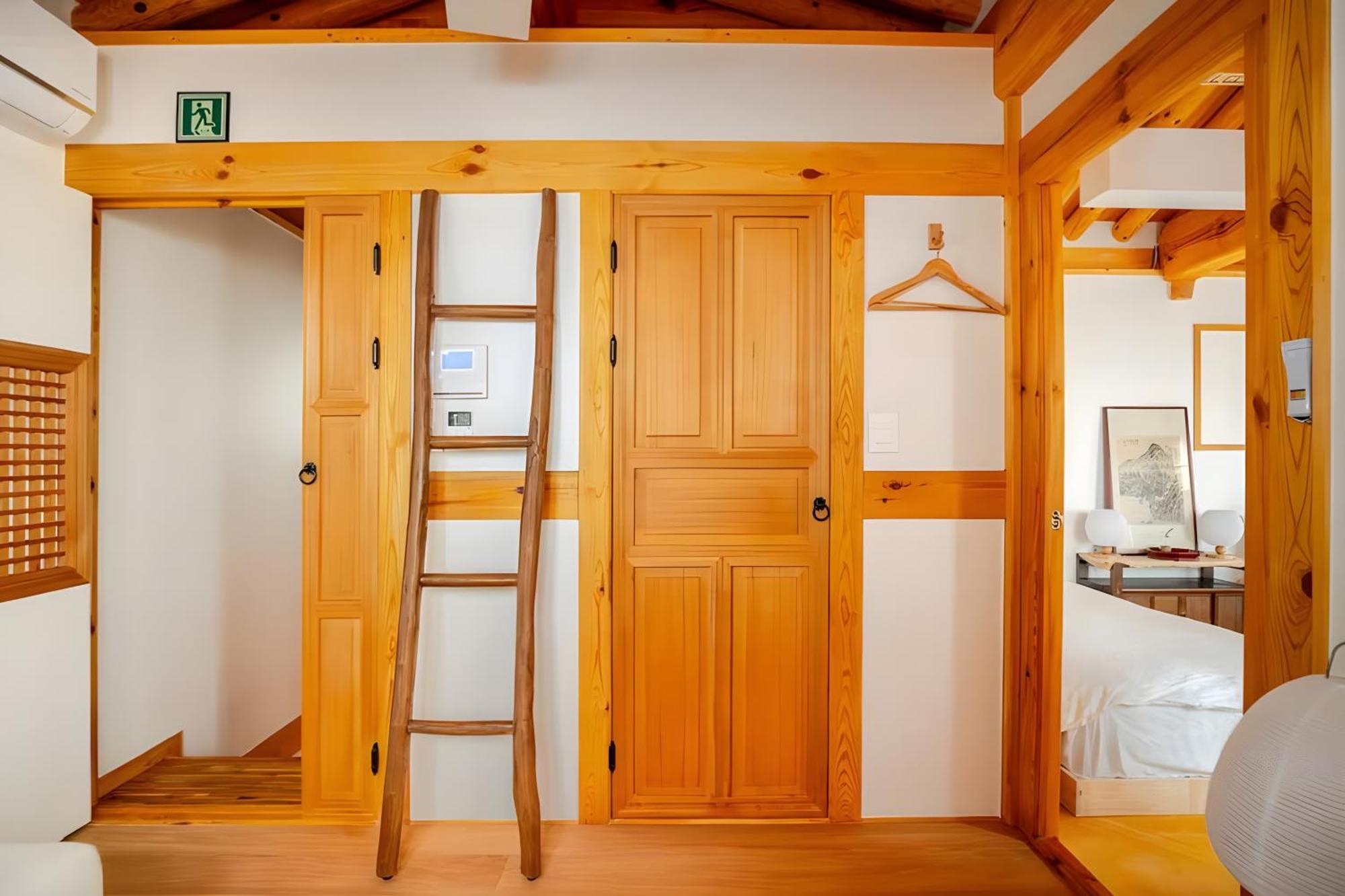 Villa Numaru Two Exclusive Entire Hanoks In Seochon Seoul