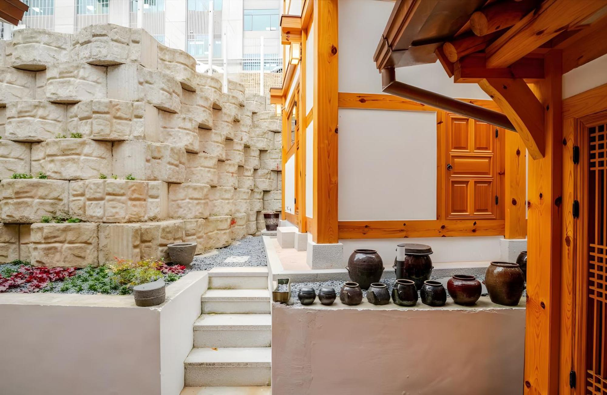 Villa Numaru Two Exclusive Entire Hanoks In Seochon Seoul