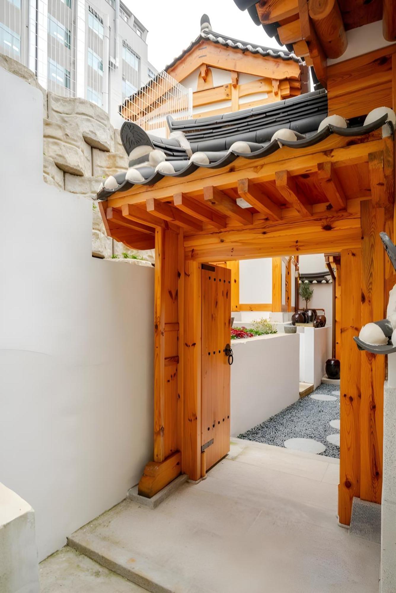 Numaru Two Exclusive Entire Hanoks In Seochon Villa *